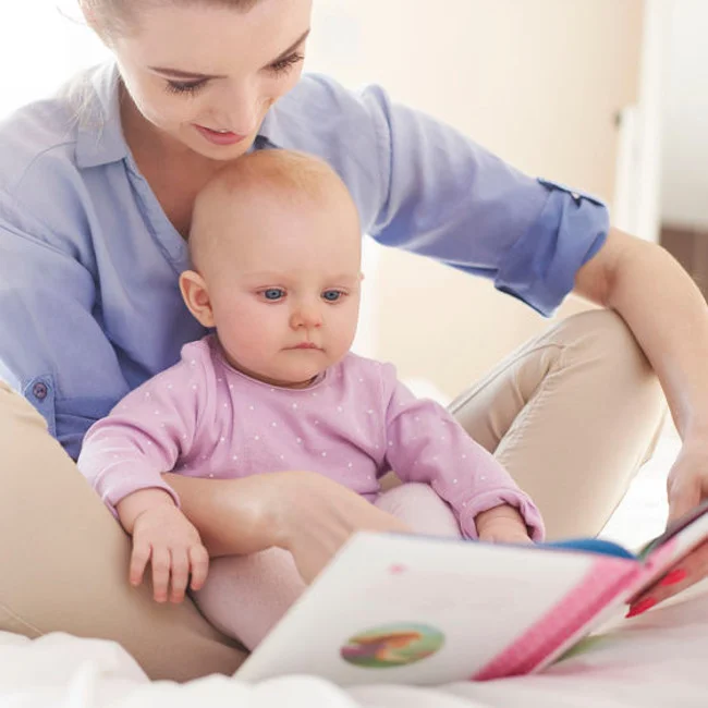 Mama wykorzystująca wpływ czytania dziecku na jego rozwój