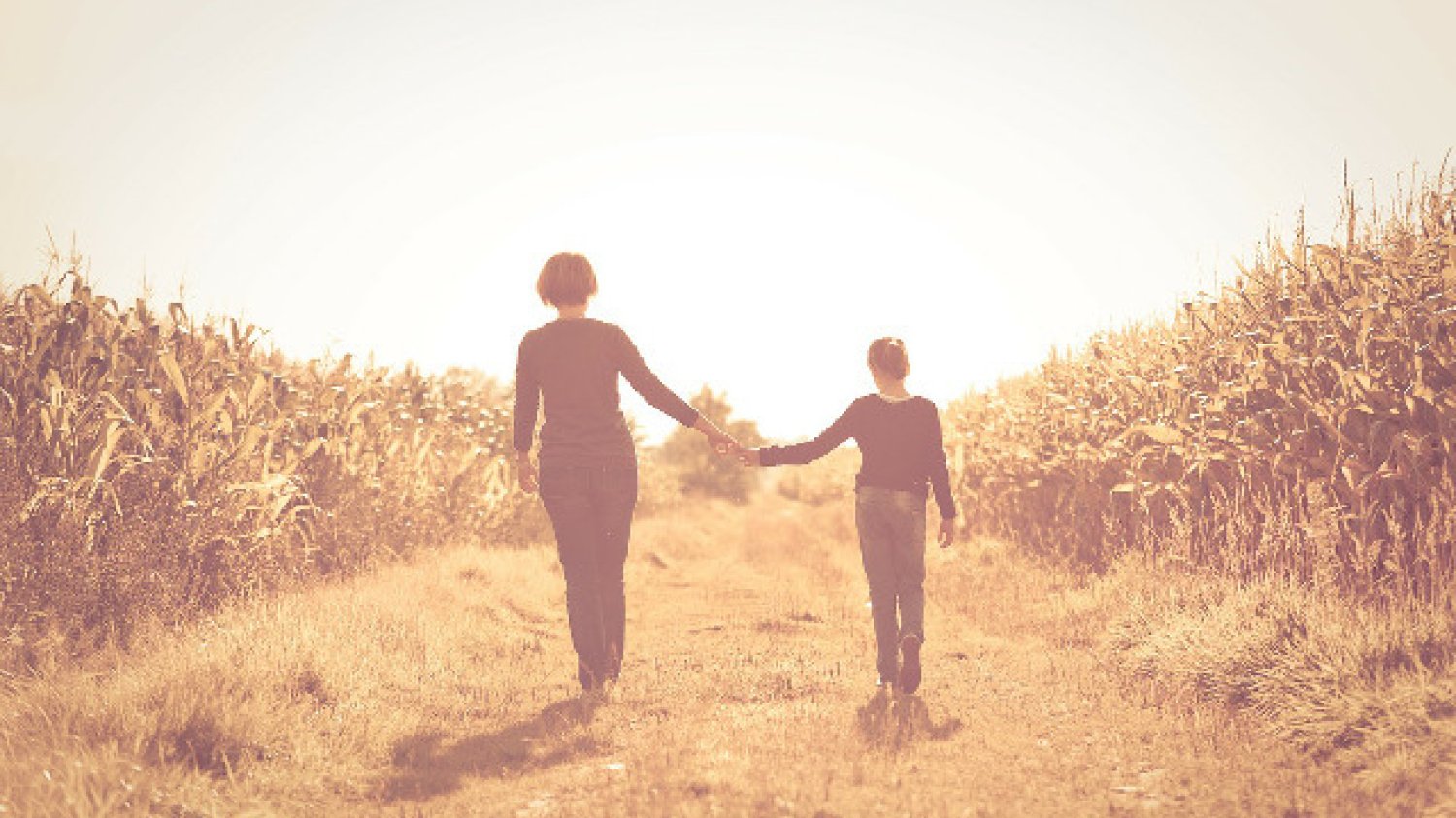 Fot. Pixabay / [url=http://pixabay.com/en/mother-daughter-field-friendship-103311/]Nuffer[/url] / [url=http://pixabay.com/en/service/terms/#download_terms]CC0 Public Domain[/url]