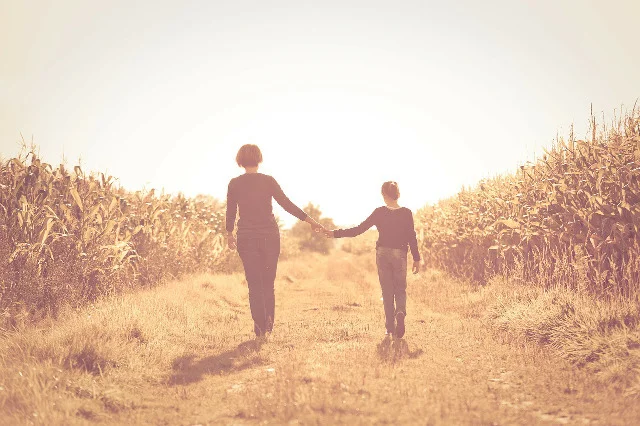 Fot. Pixabay / [url=http://pixabay.com/en/mother-daughter-field-friendship-103311/]Nuffer[/url] / [url=http://pixabay.com/en/service/terms/#download_terms]CC0 Public Domain[/url]