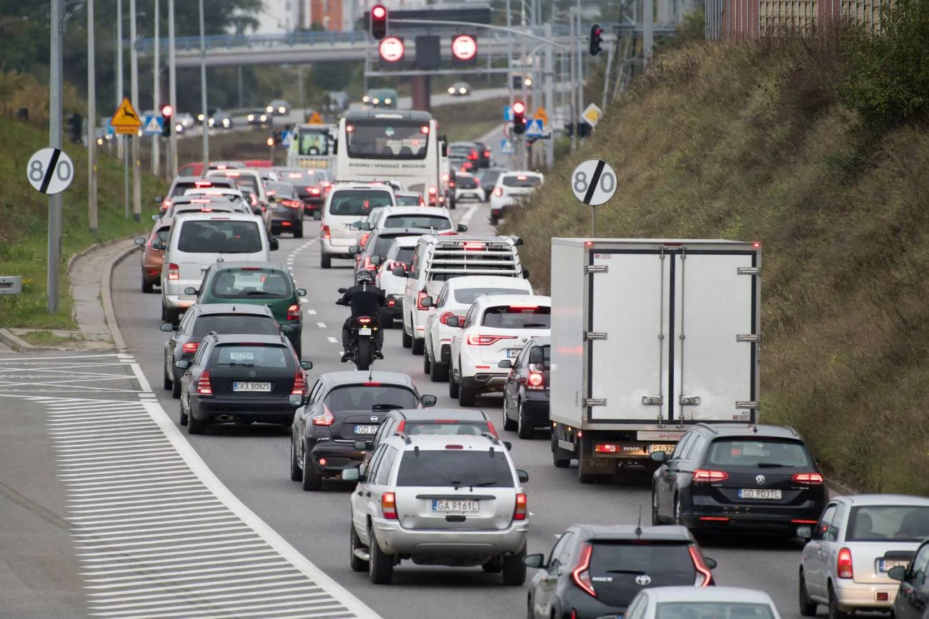 Korek aut na dużej miejskiej ulicy.