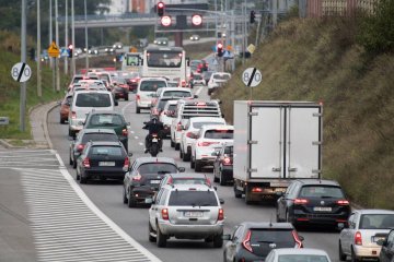 Korek aut na dużej miejskiej ulicy.