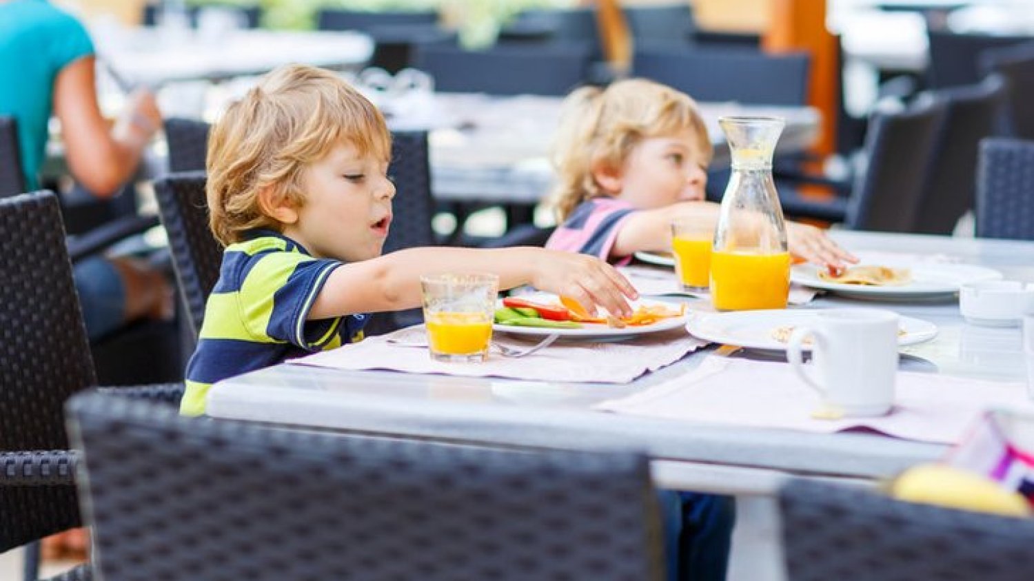 Niegrzeczne dziecko w sklepie lub restauracji? Wyznacz mu rolę i daj uwagę
