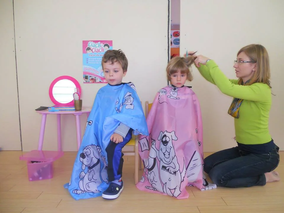 Przy takim podejściu zwiększa się szansa, że wizyta u fryzjera będzie traktowana przez dziecko tak jak wyjście do kina, wesołego miasteczka lub na basen.