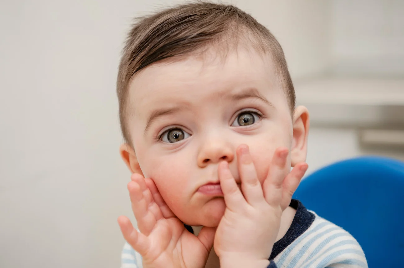 https://pl.123rf.com/photo_26032415_funny-boy-in-bliska-strza%C5%82.html niemowlak