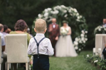 Chłopiec patrzy na parę młodą. Chłopiec patrzy na parę młodą.