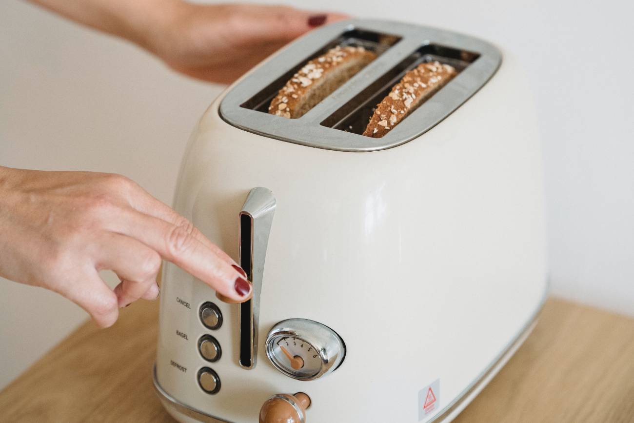 czyszczenie tostera, jak wyczyścić toster, brudny toster, okruchy w tosterze