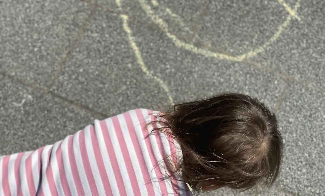 Komu przeszkadzają malunki z kredy na chodniku?