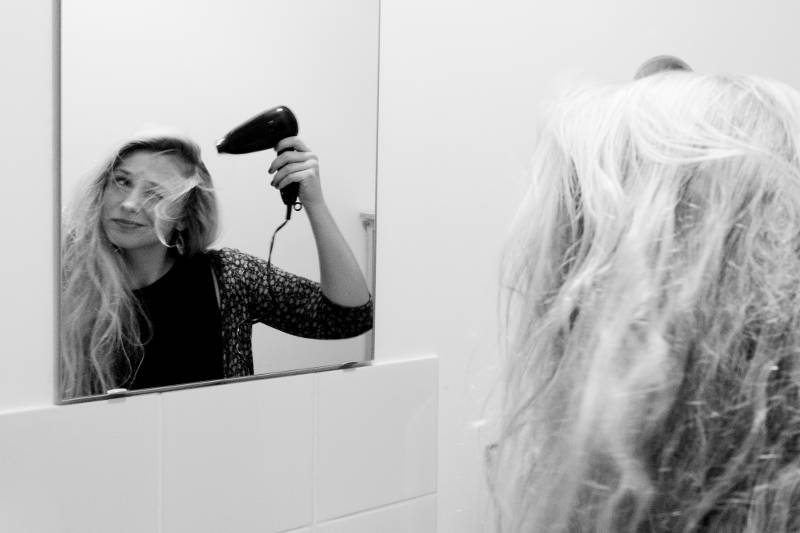 Kiedy nie używa się odżywek, a codziennie myje i suszy włosy ich kondycja jest coraz gorsza. Zniszczone - postarzają całą twarz