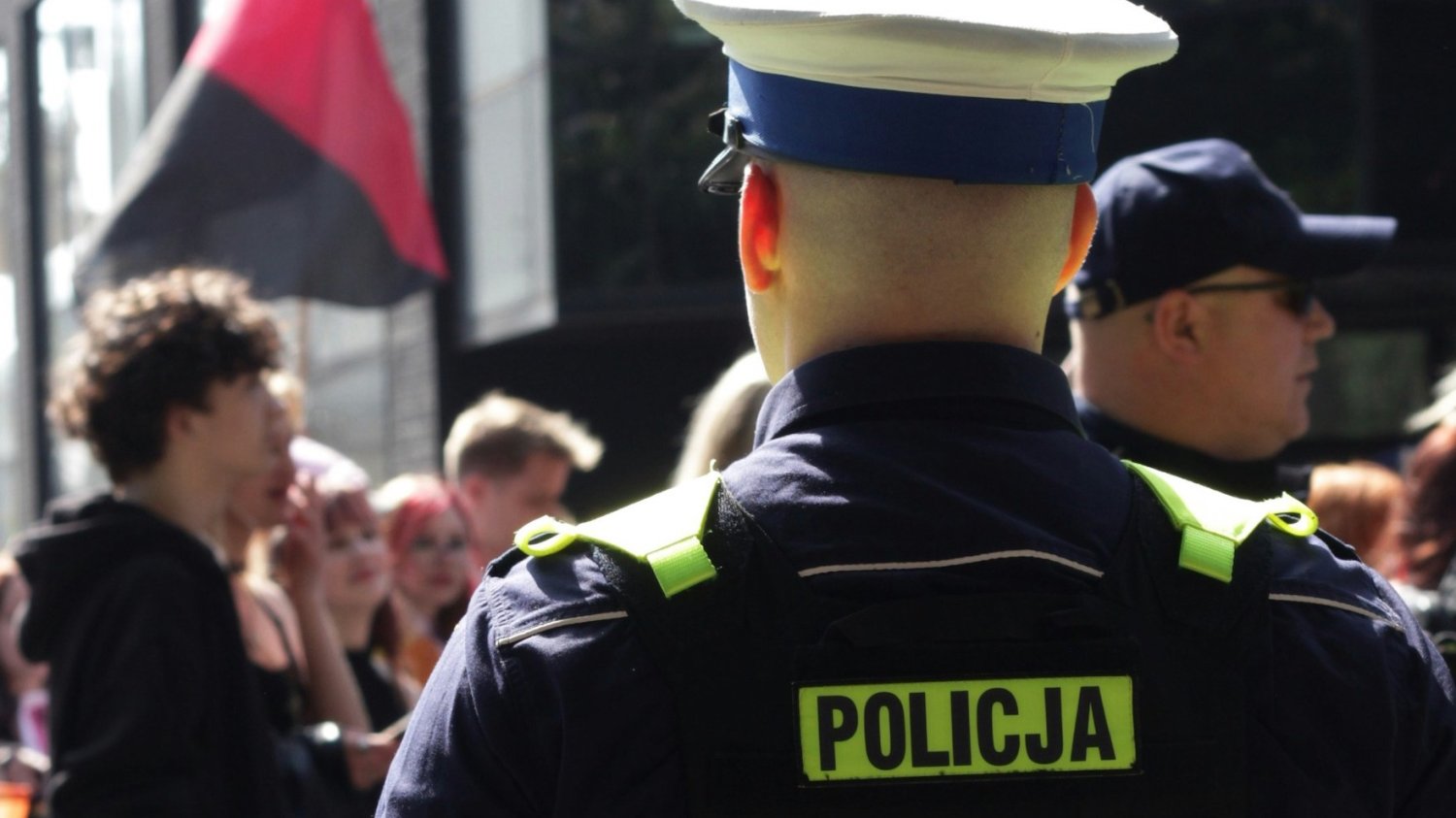 Mężczyzna wszedł na teren szkoły. Dziwnie zachowywał się w stosunku do dzieci Na zdjęciu policja pod szkołą.