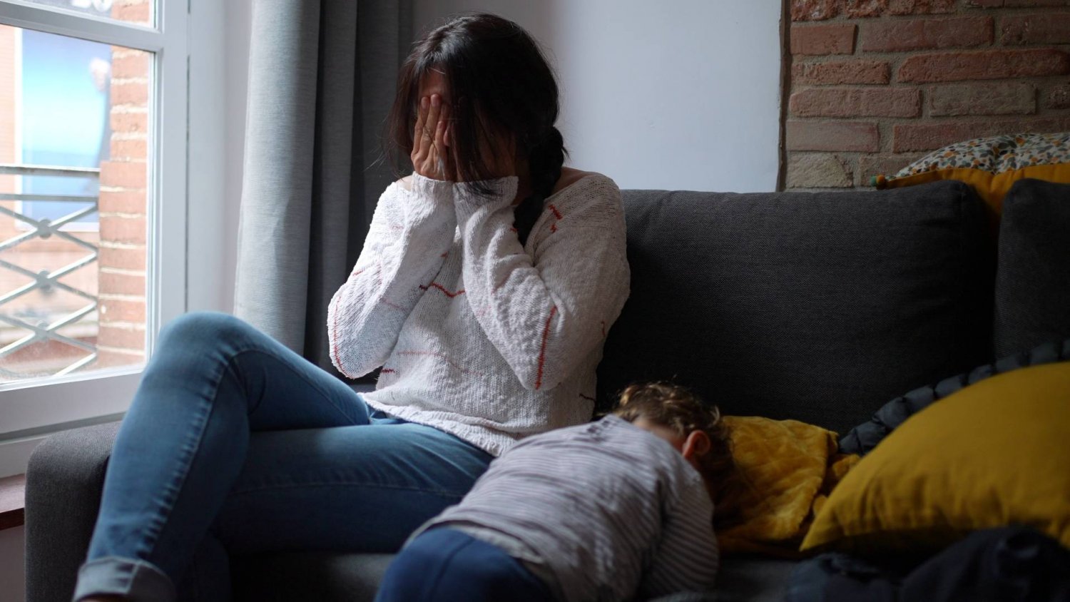 Matka sprząta, ojciec odpoczywa. Ten film wkurza kobiety, a powinien dać do myślenia