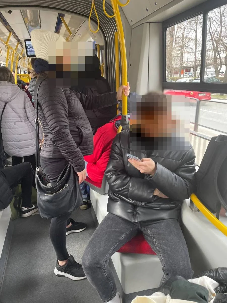 Zdjęcie ciężarnej w warszawskim tramwaju.