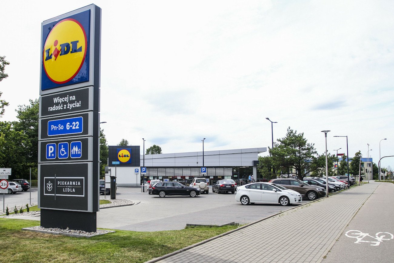 W środku pojazdu na parkingu spało małe dziecko.