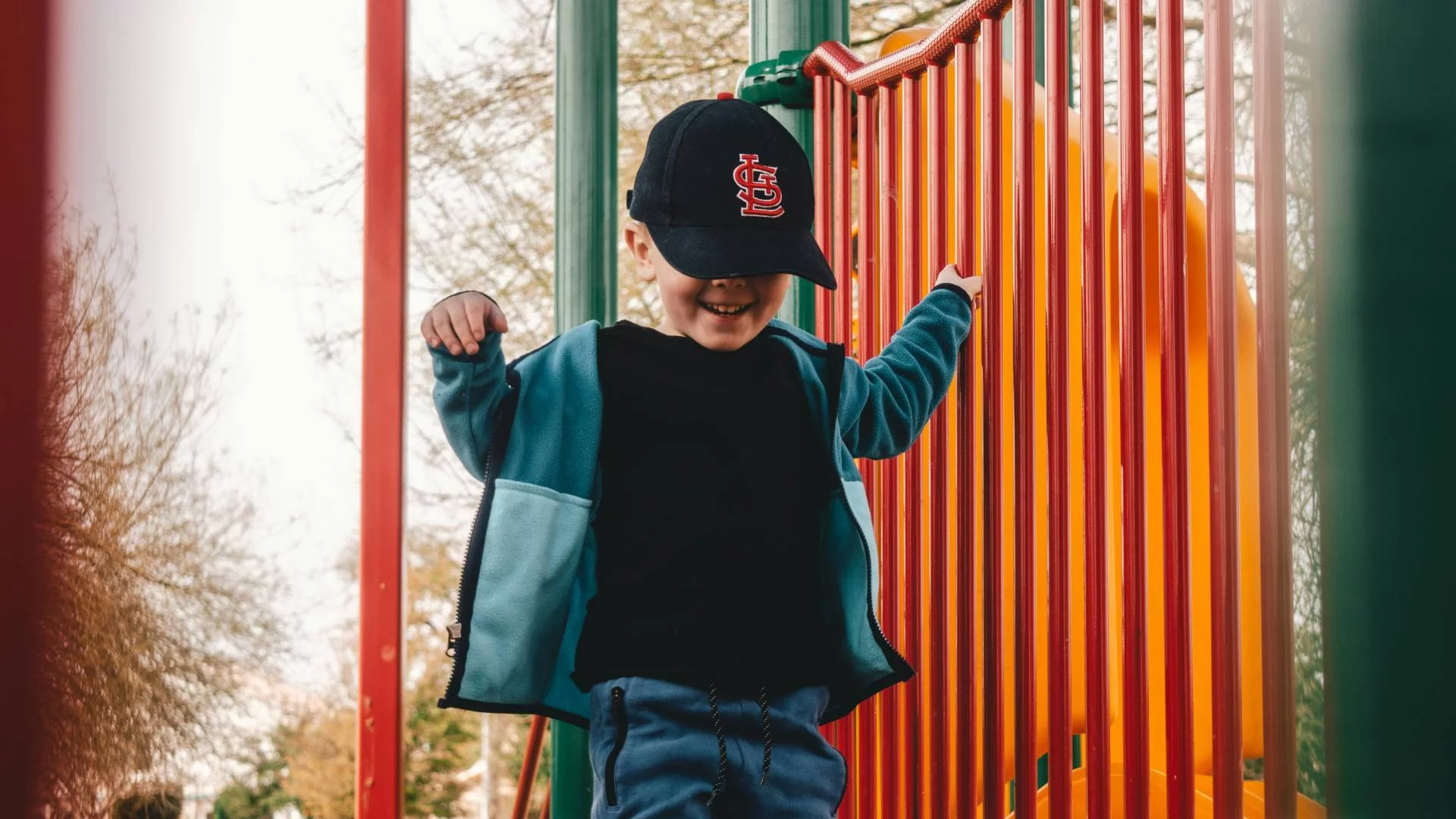 chłopiec bawi się na placu zabaw chłopiec bawi się na placu zabaw