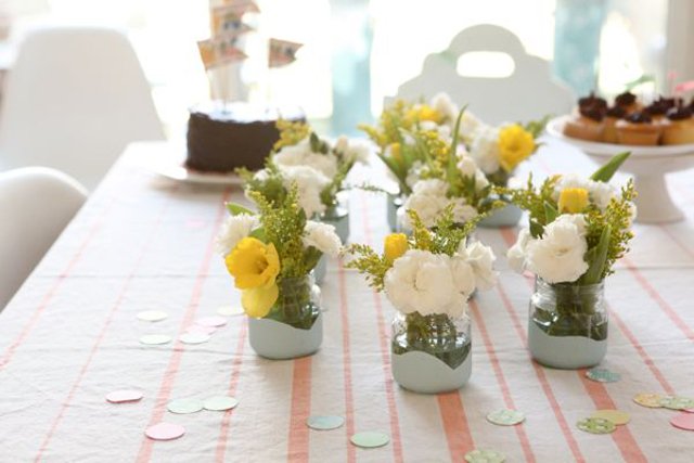 Fot. Oh Happy Day / [url=http://ohhappyday.com/2012/02/paint-dipped-baby-food-jars-diy/]Paint-dipped baby food jars DIY[/url]