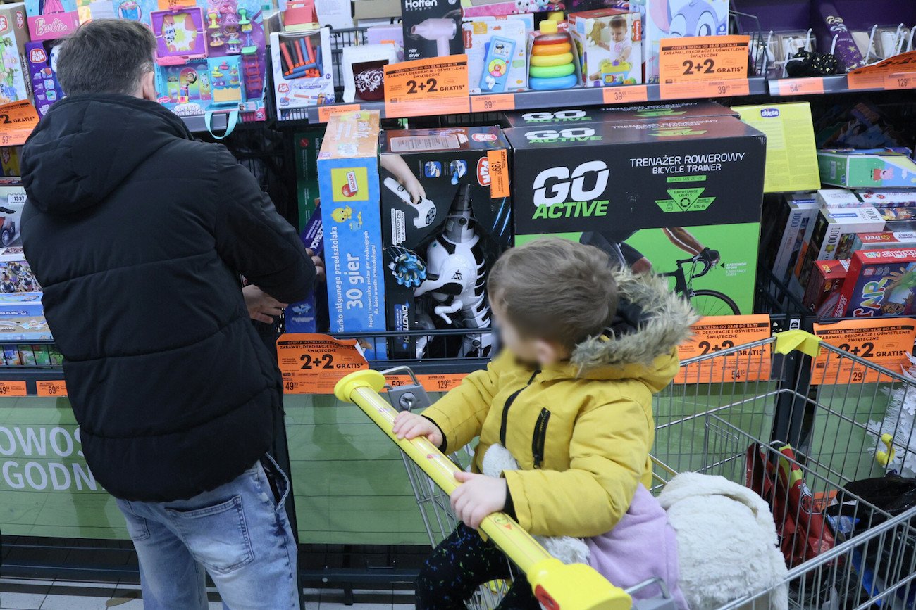 dziecko w sklepie spożywczym