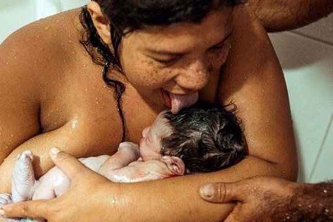 Lizanie noworodka - dlaczego kobiety po porodzie liżą dziecko? Lizanie noworodka - dlaczego kobiety po porodzie liżą dziecko?