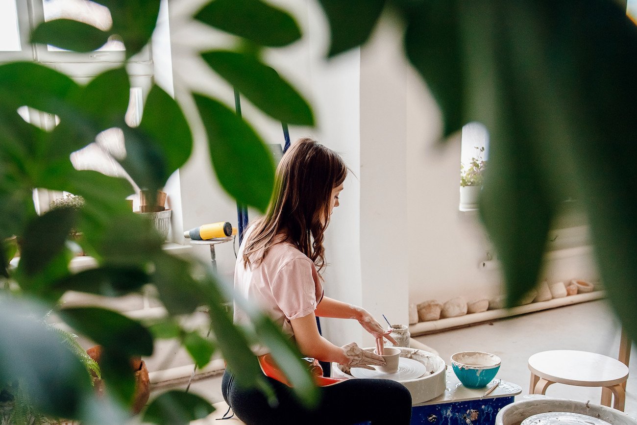 kobieta w mieszkaniu