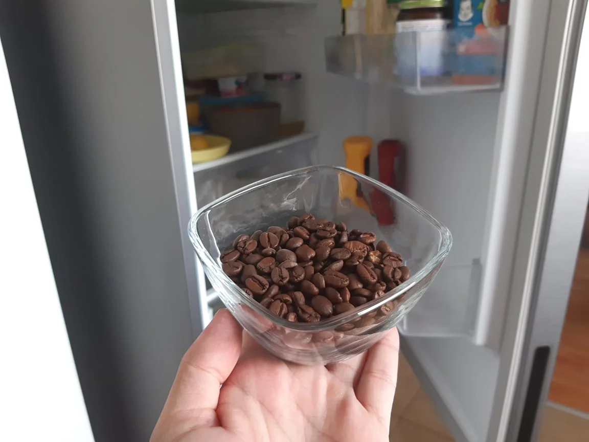 Kawa w miseczce działa! W mojej lodówce ten trik sprawdza się już kilka lat.