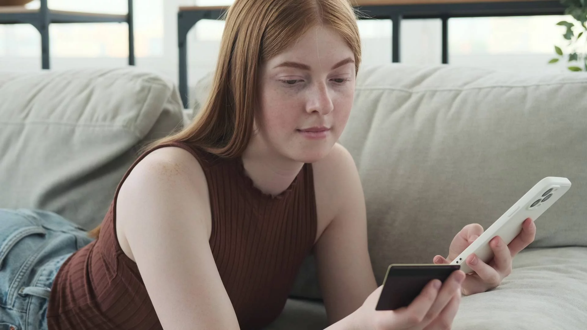 młoda dziewczyna z pokolenia Z płaci za pomocą smartfona