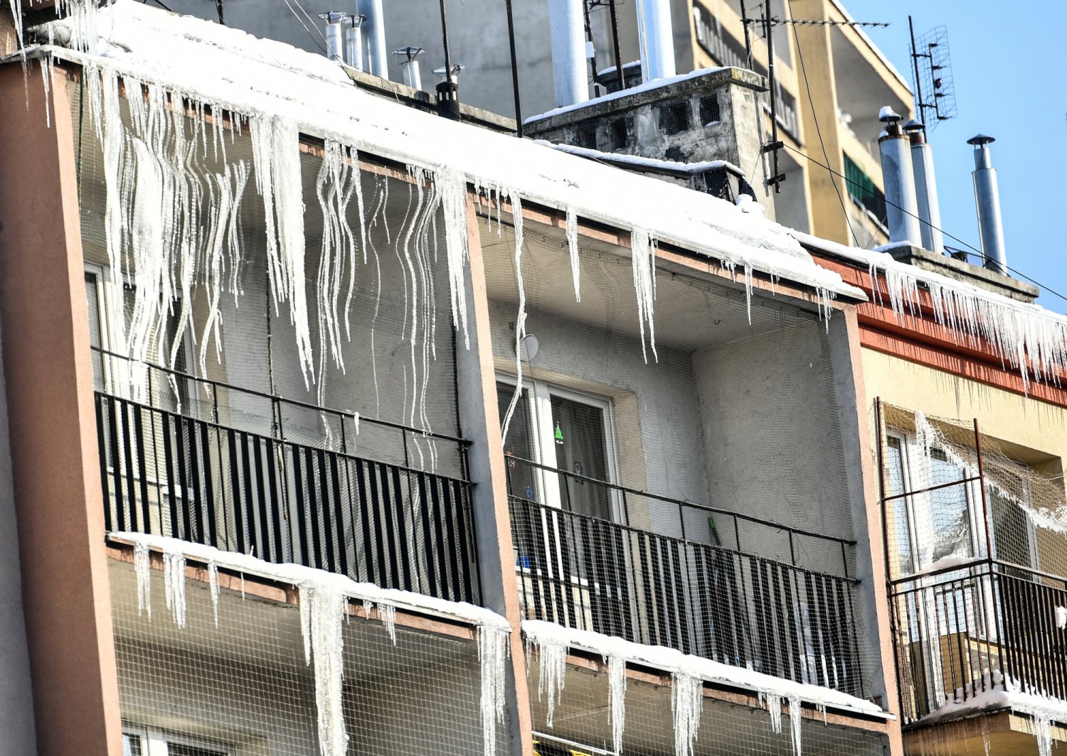 Spadający z dachów lód jest śmiertelnie niebezpieczny. Uwaga: wypadki!