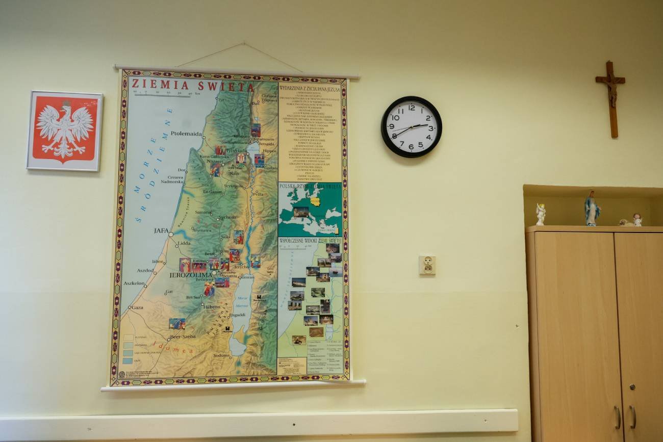 Klasa lekcyjna z krzyżem na ścianie. Klasa lekcyjna z krzyżem na ścianie.