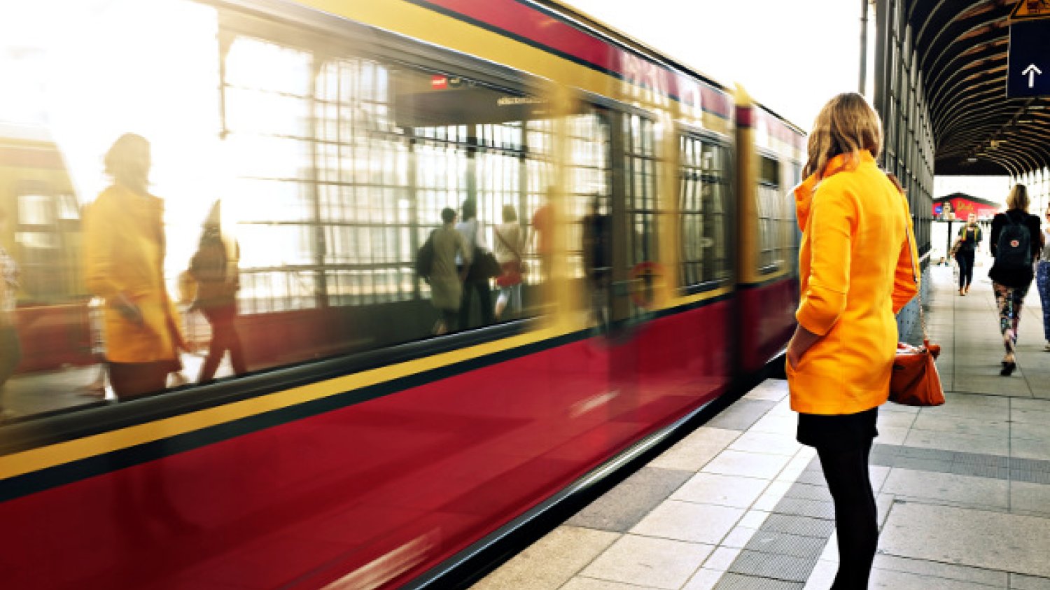 Fot. Pexels / [url=https://www.pexels.com/photo/metro-station-people-woman-21410/]www.lifeofpix.com[/url] / [url=https://www.pexels.com/photo-license/]CC0 License[/url]
