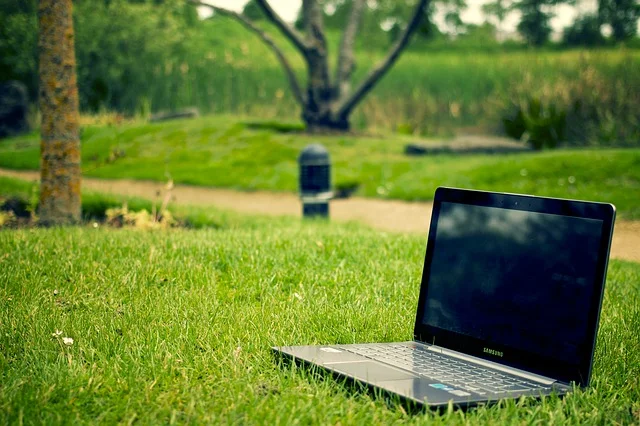 Fot. Pixabay/ [url=http://pixabay.com/pl/notatnik-laptop-pracy-pc-komputer-405755/]Picography[/url] / [url= http://pixabay.com/pl/service/terms/#download_terms]CC O[/url] Zarabiaj przez internet. Bądź sama sobie szefem.
