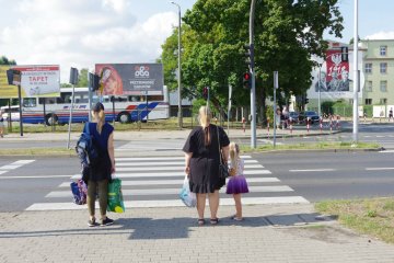 Matki idą przez miasto. Matki idą przez miasto.
