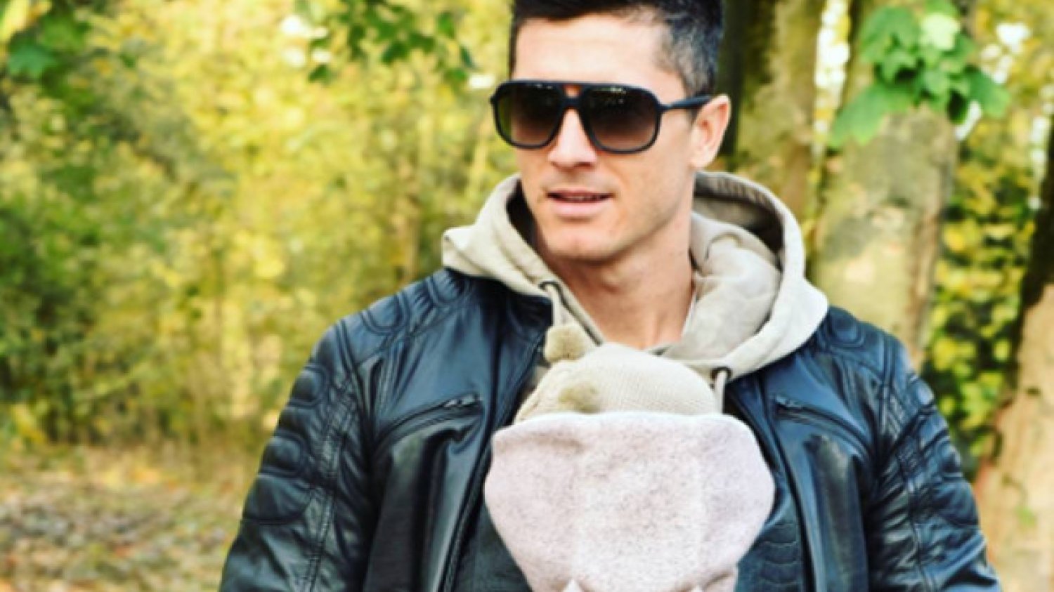 Robert Lewandowski z Klarą w bluzie z uszami.