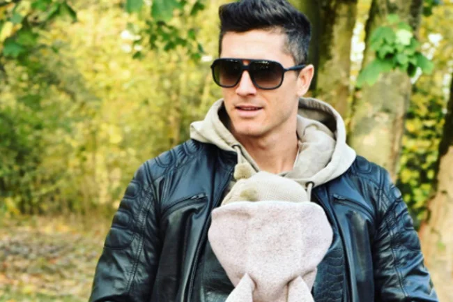 Robert Lewandowski z Klarą w bluzie z uszami.