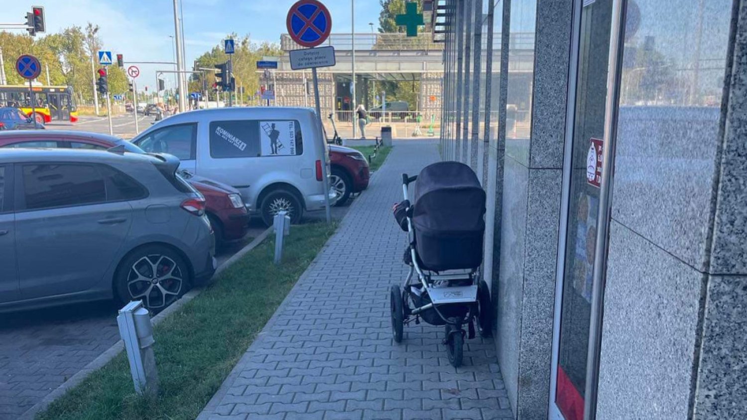Wózek z niemowlęciem zostawiony przed sklepem w Warszawie w pobliżu dużego węzła komunikacyjnego