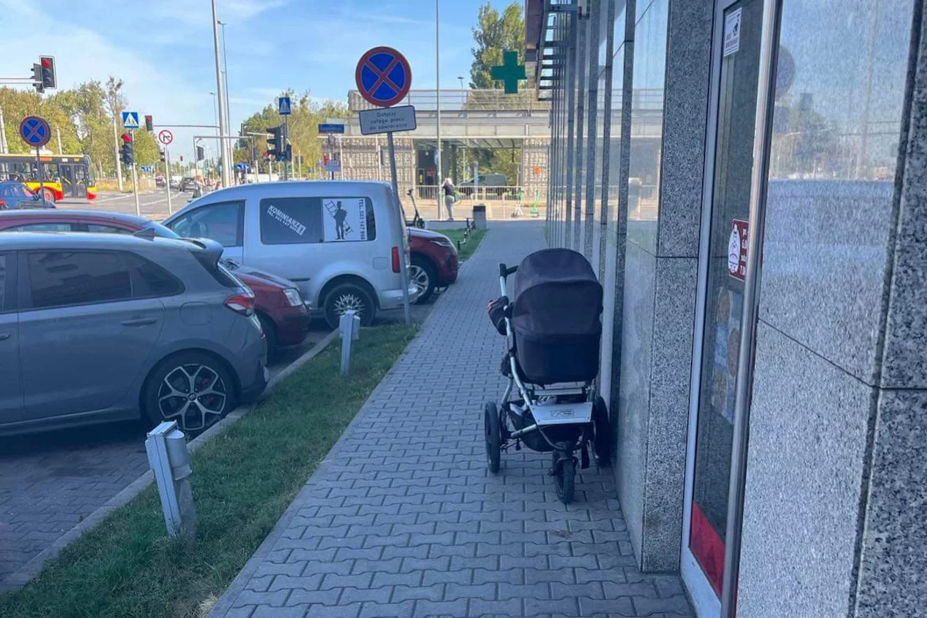Wózek z niemowlęciem zostawiony przed sklepem w Warszawie w pobliżu dużego węzła komunikacyjnego
