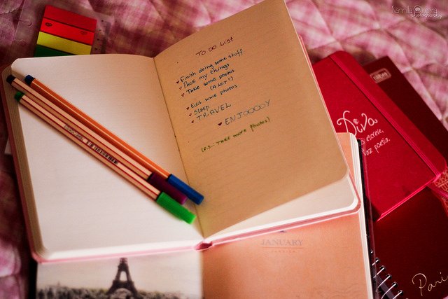 Najczęściej chcemy rzucić palenie, pić mniej alkoholu, zmienić pracę, a ponad 40 proc. z nas chce stracić na wadze.