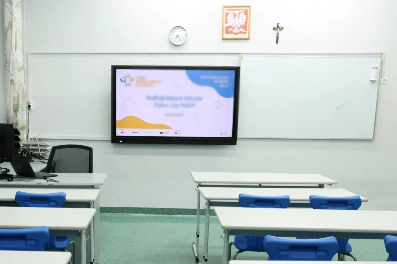 Szkolna klasa z krzyżem na ścianie. Szkolna klasa z krzyżem na ścianie.