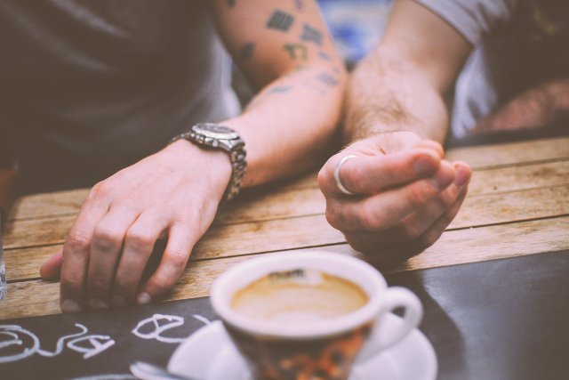 Fot. Pexels / [url=https://www.pexels.com/photo/restaurant-hands-people-coffee-5362/] stokpic.com [/url] / [url=https://www.pexels.com/photo-license/] CC0 License [/url]