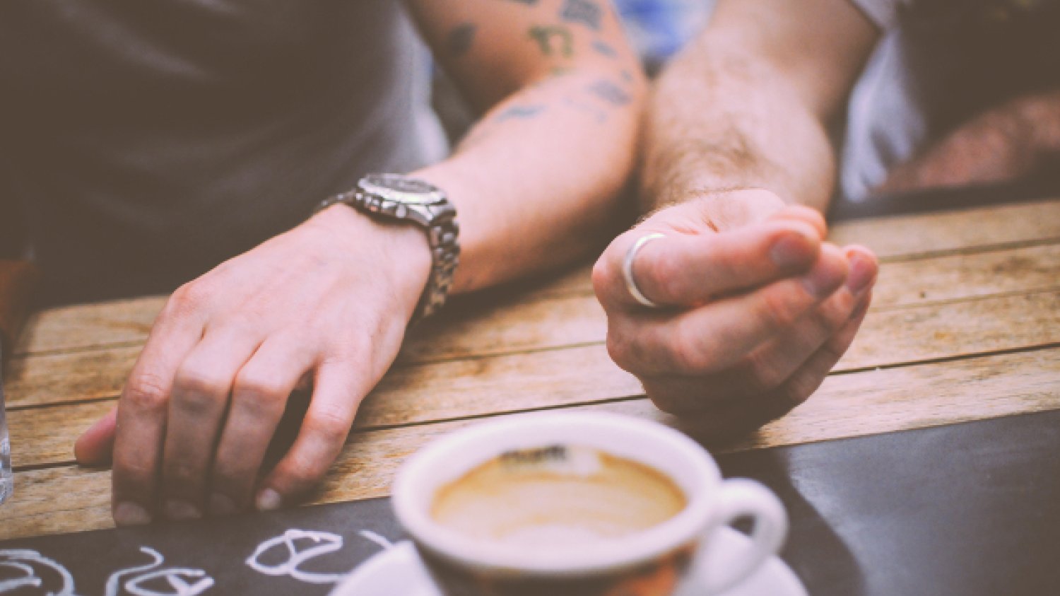 Fot. Pexels / [url=https://www.pexels.com/photo/restaurant-hands-people-coffee-5362/] stokpic.com [/url] / [url=https://www.pexels.com/photo-license/] CC0 License [/url]