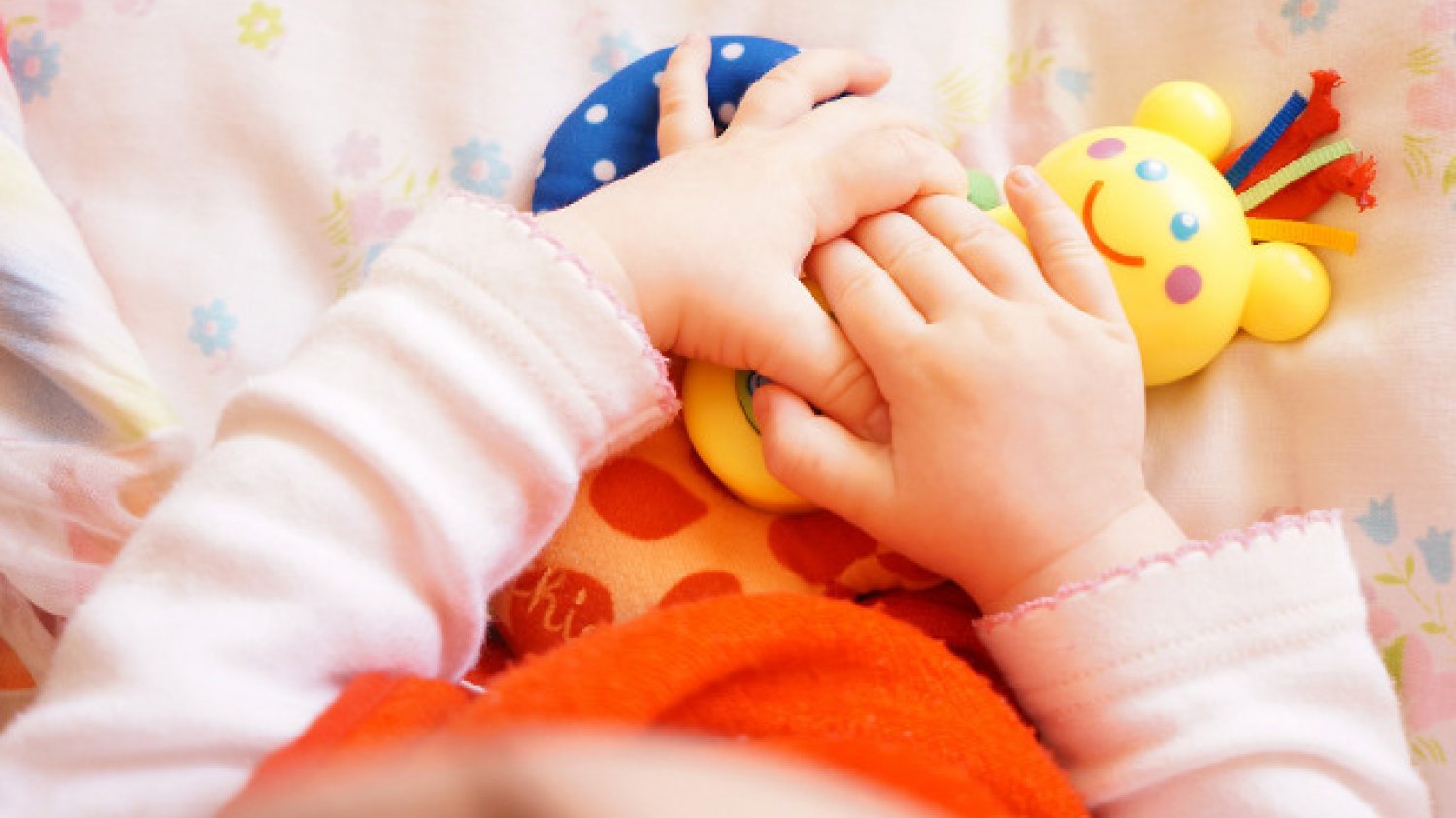 Fot. Pixabay / [url=https://pixabay.com/en/baby-hand-infant-plays-587921/]cimabue[/url]/[url=https://pixabay.com/pl/service/terms/#usage]CC0 Public Domain[/url]