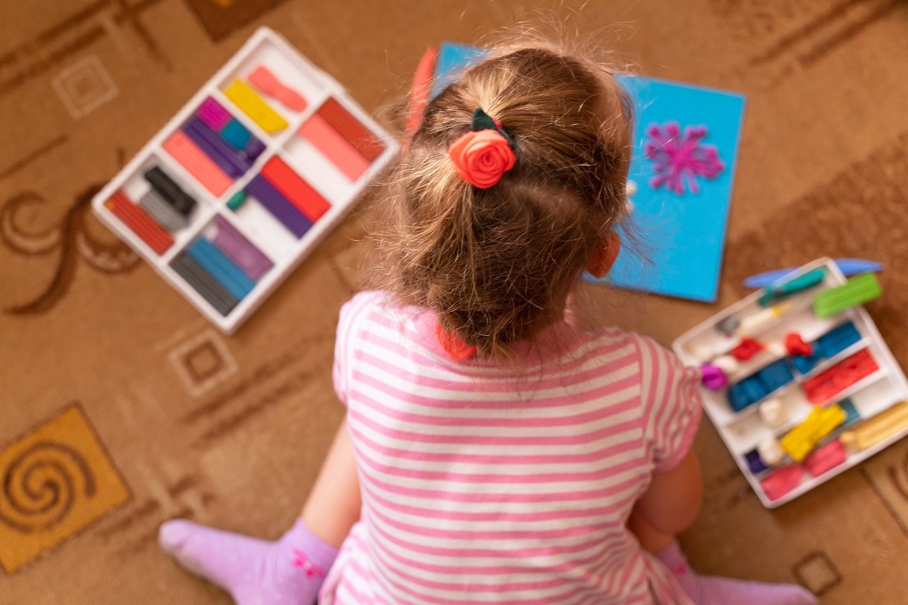 Dziewczynka maluje Dziewczynka maluje