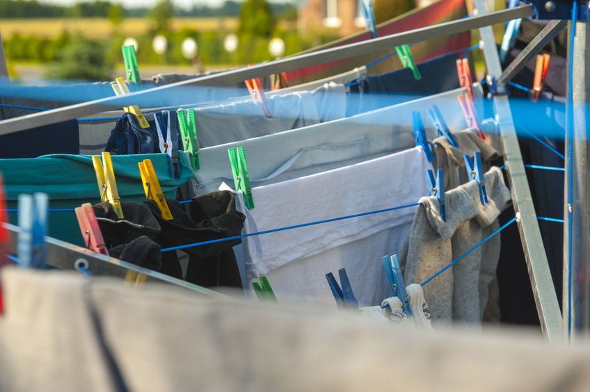 Wieszanie bielizny na balkonie. "To pokusa dla dziecka"