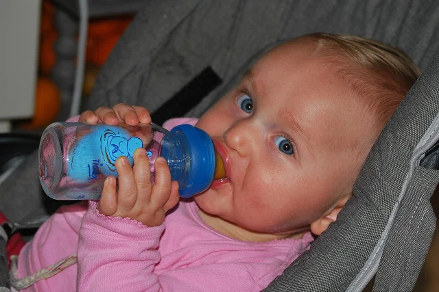 Fot. Flickr / [url=http://pixabay.com/en/baby-drinking-people-child-228434/]Ben_Kerckx[/url] / [url=http://pixabay.com/en/service/terms/#download_terms]CC0 Public Domain[/url]
