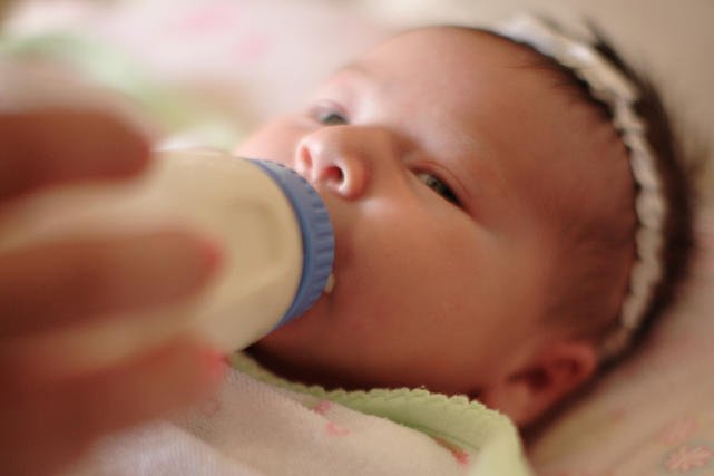 Przygotowanie mleka dla dziecka jest prostsze, kiedy ma się samonagrzewającą się butelkę.