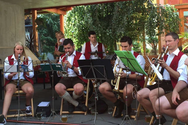Orkiestra w St.Georgen. Mieszkańcy miasta noszą podobne stroje.
