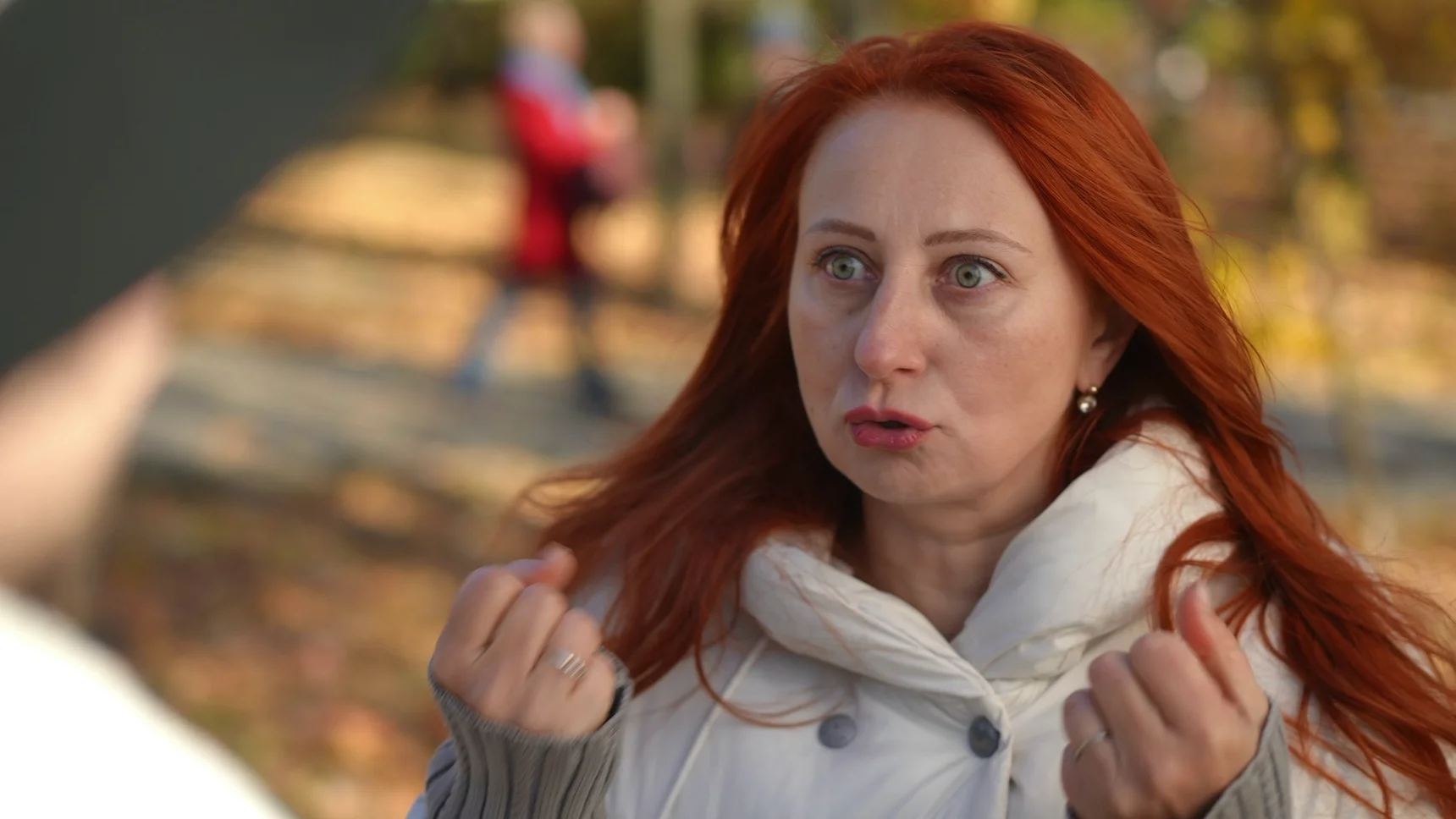 Rzeczy, które drażnią inteligentnych rodziców Na zdjęciu kobieta podirytowana opowiada coś innej osobie.