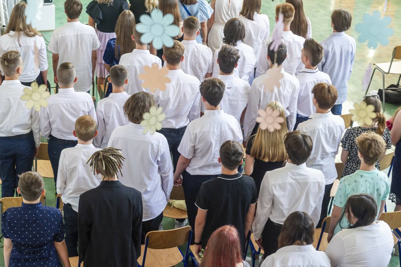 Uczniowie na zakończeniu roku szkolnego.