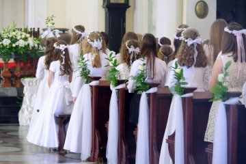 dzieci podczas Pierwszej Komunii Świętej dzieci podczas Pierwszej Komunii Świętej