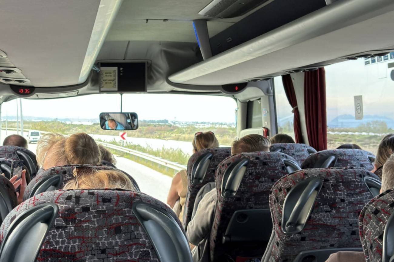 Autokar z pasażerami na szkolnej wycieczce. Autokar z pasażerami na szkolnej wycieczce.