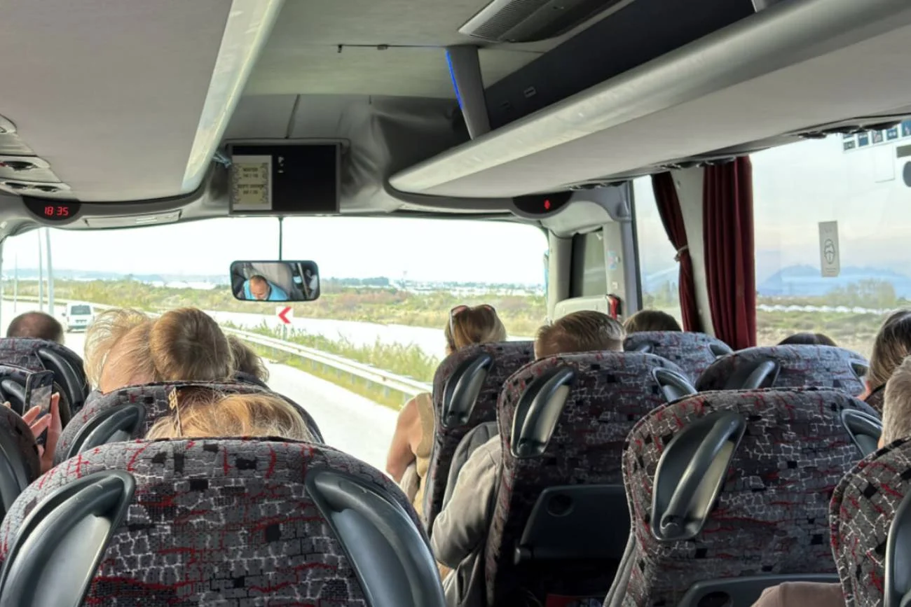 Autokar z pasażerami na szkolnej wycieczce.