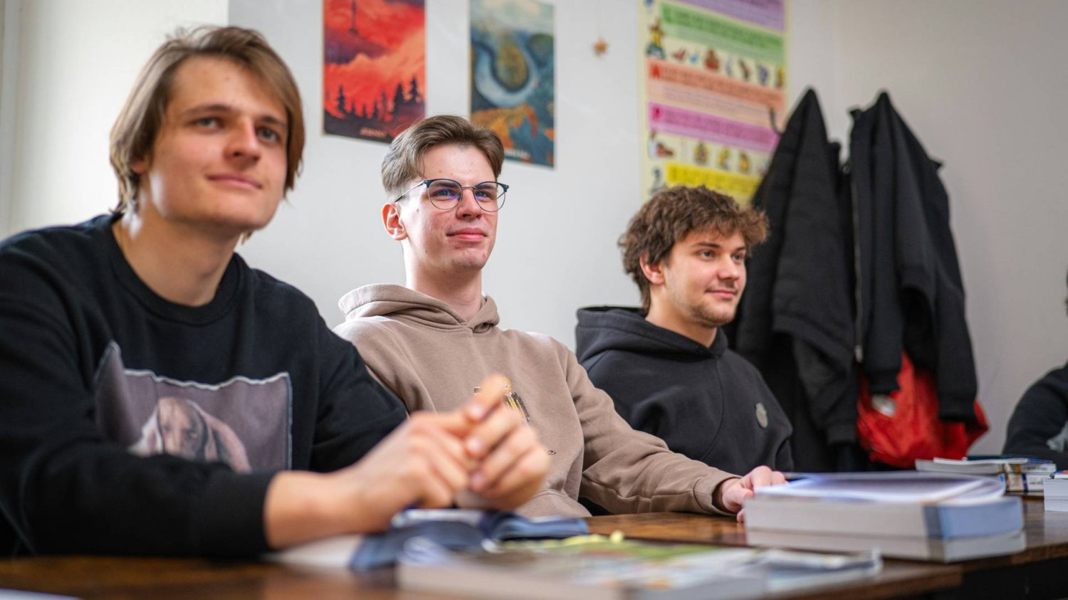 nastolatki siedzą w ławce na lekcji nastolatki siedzą w ławce na lekcji