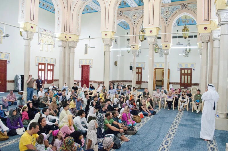 Centrum Porozumienia Kulturowego Sheikh Mohammed (SMCCU) przybliża obcokrajowcom kulturę i tradycję Zjednoczonych Emiratów Arabskich. Na zdjęciu zorganizowana przez towarzystwo wycieczka  do meczetu Jumeirah