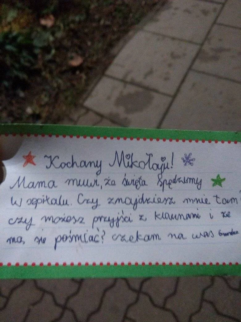 Pan Patryk znalazł na przystanku list do Świętego Mikołaja.